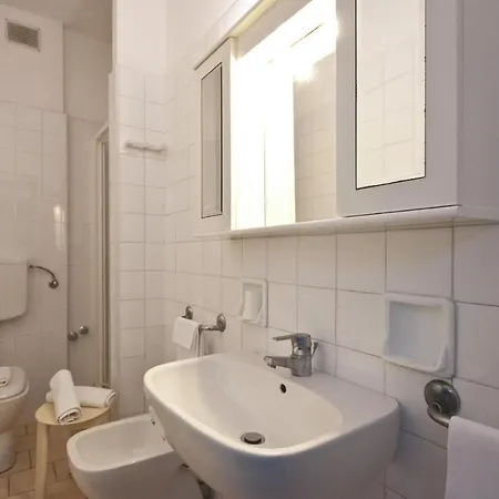 Apartamento Nice In Li With 1 Bedrooms And Wifi Lacona